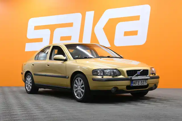 Keltainen Sedan, Volvo S60 – NFE-327