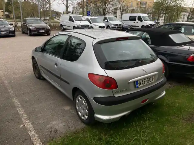 Harmaa Viistoperä, Peugeot 206 – AAF-307