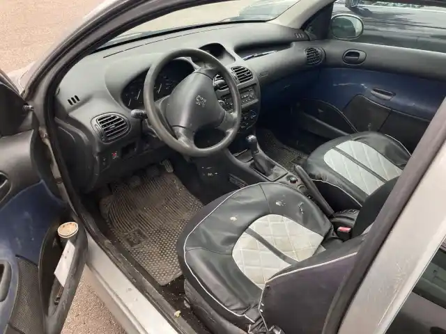 Harmaa Viistoperä, Peugeot 206 – AAF-307