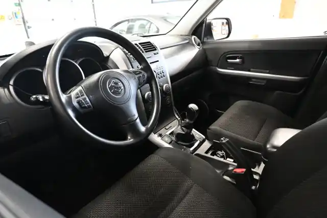 Valkoinen Maastoauto, Suzuki Grand Vitara – AHY-339