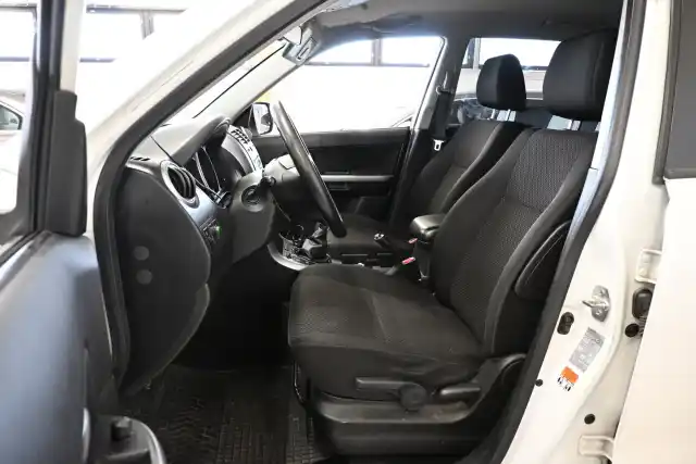 Valkoinen Maastoauto, Suzuki Grand Vitara – AHY-339
