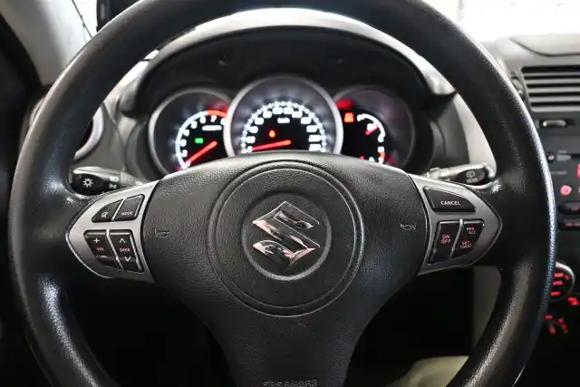 Valkoinen Maastoauto, Suzuki Grand Vitara – AHY-339