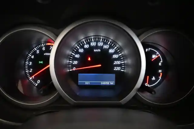 Valkoinen Maastoauto, Suzuki Grand Vitara – AHY-339