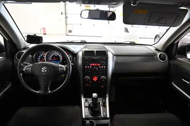 Valkoinen Maastoauto, Suzuki Grand Vitara – AHY-339