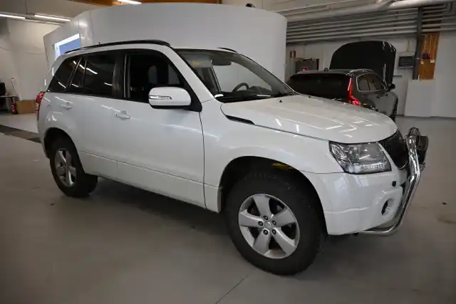 Valkoinen Maastoauto, Suzuki Grand Vitara – AHY-339