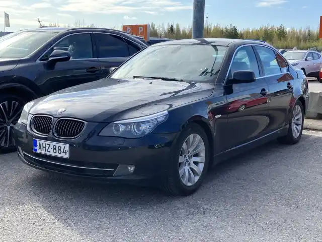 Sininen Sedan, BMW 520 – AHZ-884