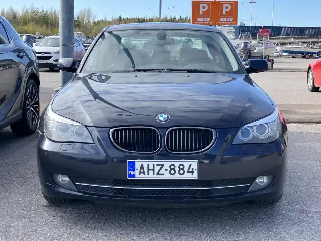 Sininen Sedan, BMW 520 – AHZ-884
