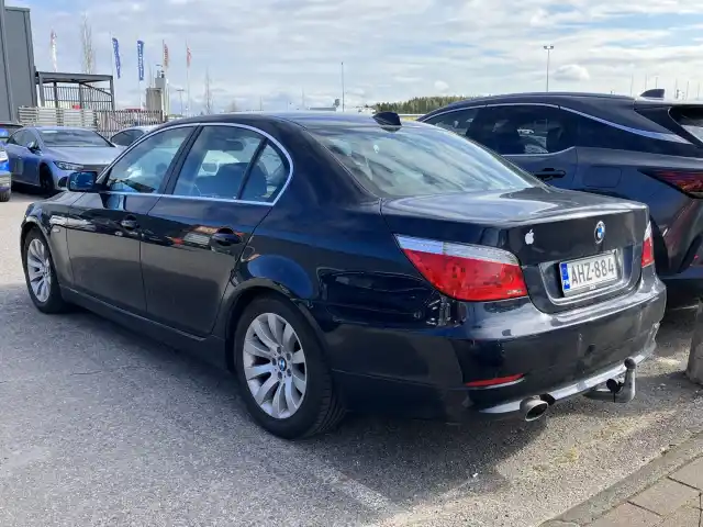 Sininen Sedan, BMW 520 – AHZ-884