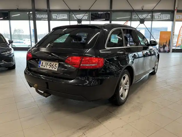 Musta Farmari, Audi A4 – AJY-965