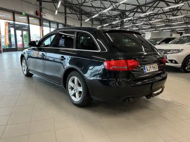 Musta Farmari, Audi A4 – AJY-965