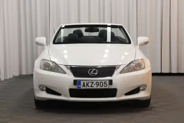 Valkoinen Avoauto, Lexus IS – AKZ-905