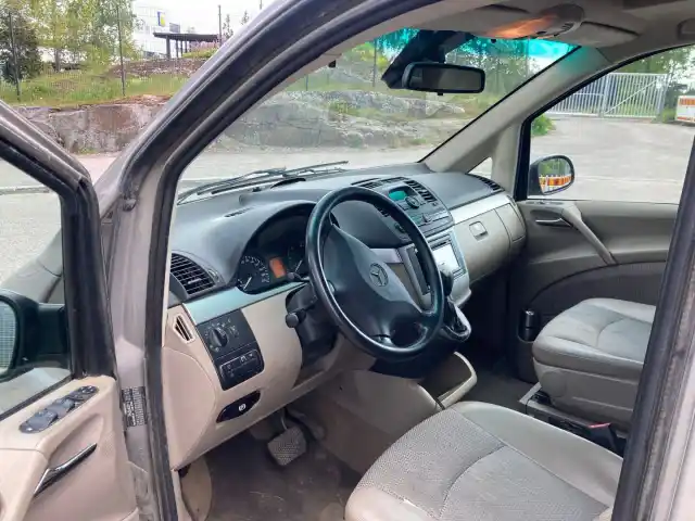 Harmaa Tila-auto, Mercedes-Benz Viano – ALY-957