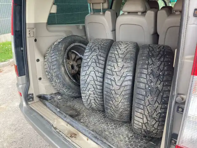 Harmaa Tila-auto, Mercedes-Benz Viano – ALY-957