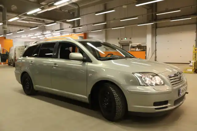 Vihreä Henkilöauto, Toyota Avensis – ANG-628