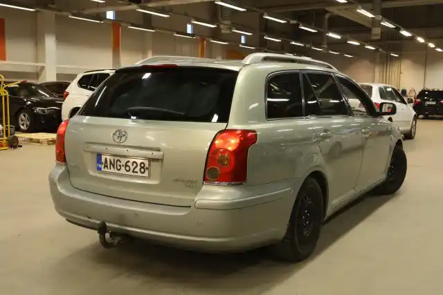 Vihreä Henkilöauto, Toyota Avensis – ANG-628