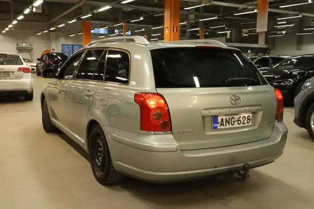 Vihreä Henkilöauto, Toyota Avensis – ANG-628