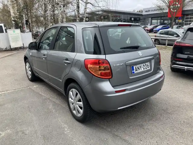 Harmaa Viistoperä, Suzuki SX4 – ANY-226