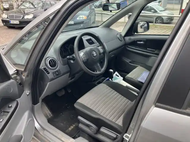 Harmaa Viistoperä, Suzuki SX4 – ANY-226