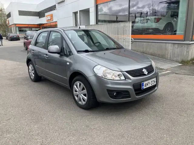Harmaa Viistoperä, Suzuki SX4 – ANY-226