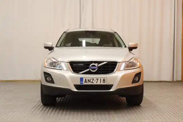 Harmaa Maastoauto, Volvo XC60 – ANZ-718