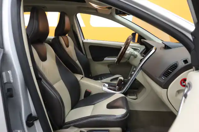 Harmaa Maastoauto, Volvo XC60 – ANZ-718