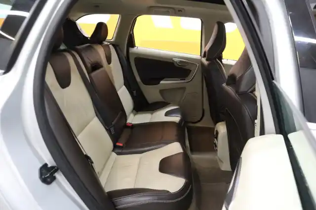 Harmaa Maastoauto, Volvo XC60 – ANZ-718