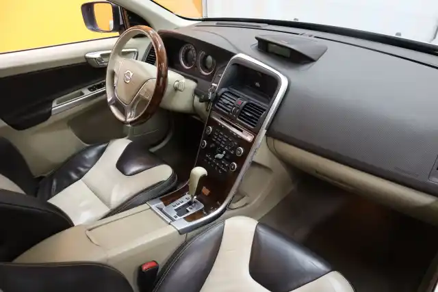 Harmaa Maastoauto, Volvo XC60 – ANZ-718