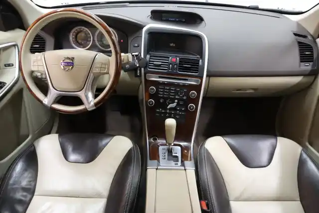 Harmaa Maastoauto, Volvo XC60 – ANZ-718