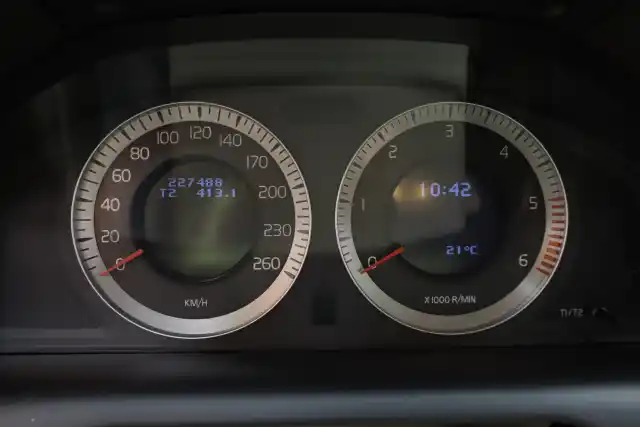 Harmaa Maastoauto, Volvo XC60 – ANZ-718