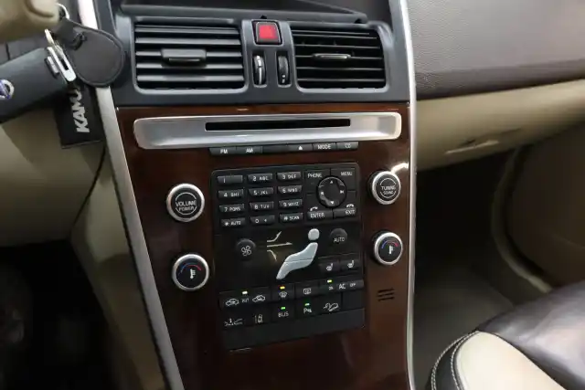 Harmaa Maastoauto, Volvo XC60 – ANZ-718