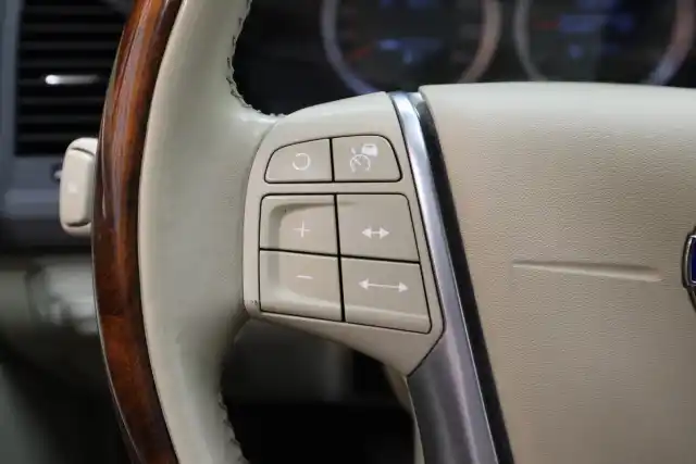 Harmaa Maastoauto, Volvo XC60 – ANZ-718