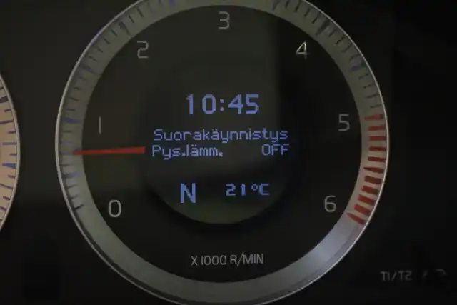 Harmaa Maastoauto, Volvo XC60 – ANZ-718