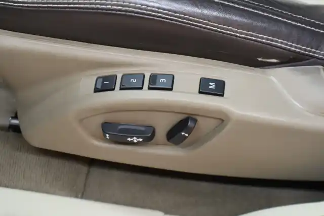Harmaa Maastoauto, Volvo XC60 – ANZ-718