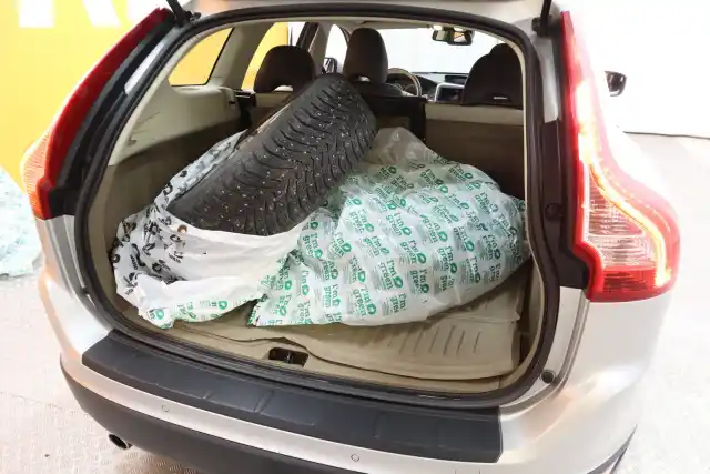 Harmaa Maastoauto, Volvo XC60 – ANZ-718