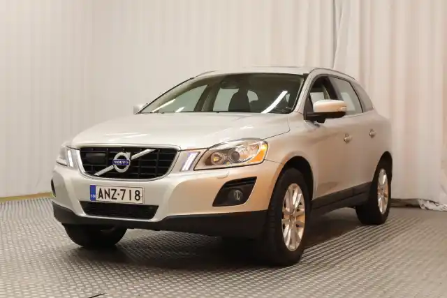 Harmaa Maastoauto, Volvo XC60 – ANZ-718