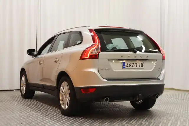 Harmaa Maastoauto, Volvo XC60 – ANZ-718