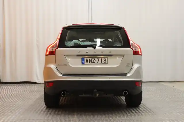 Harmaa Maastoauto, Volvo XC60 – ANZ-718