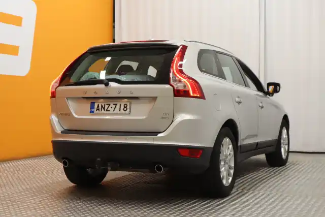 Harmaa Maastoauto, Volvo XC60 – ANZ-718