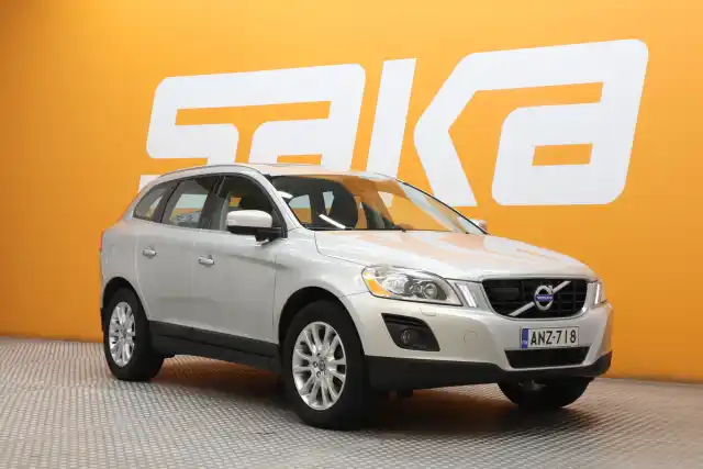 Harmaa Maastoauto, Volvo XC60 – ANZ-718