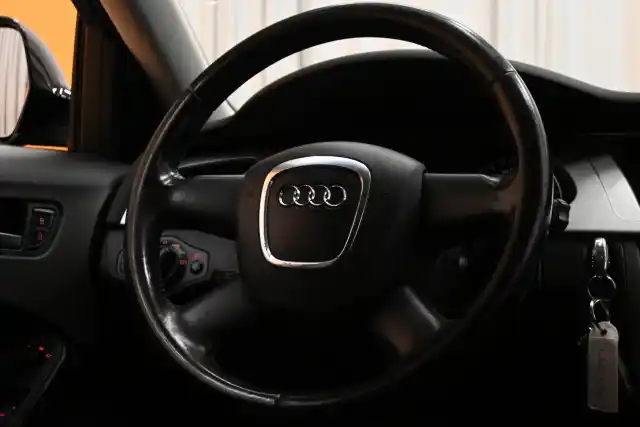 Musta Farmari, Audi A4 – AOY-183