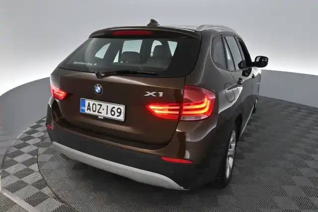 Sininen Maastoauto, BMW X1 – AOZ-169