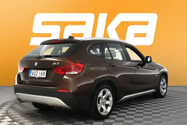 Sininen Maastoauto, BMW X1 – AOZ-169