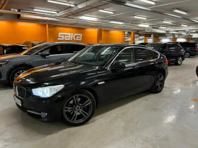 Musta Sedan, BMW 530 – AOZ-947