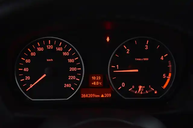 Musta Viistoperä, BMW 116 – AOZ-978