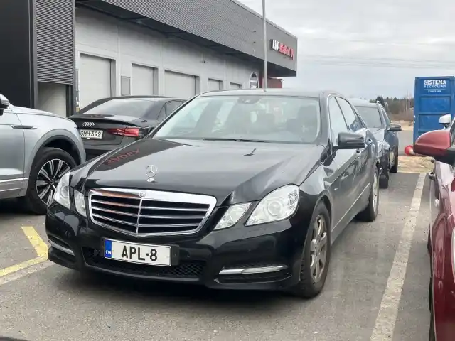 Musta Sedan, Mercedes-Benz E – APL-8