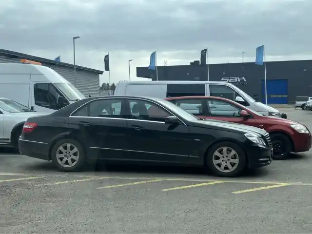 Musta Sedan, Mercedes-Benz E – APL-8
