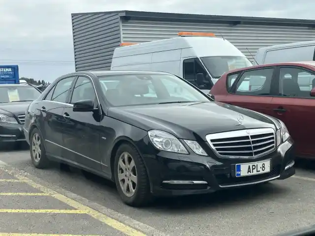 Musta Sedan, Mercedes-Benz E – APL-8