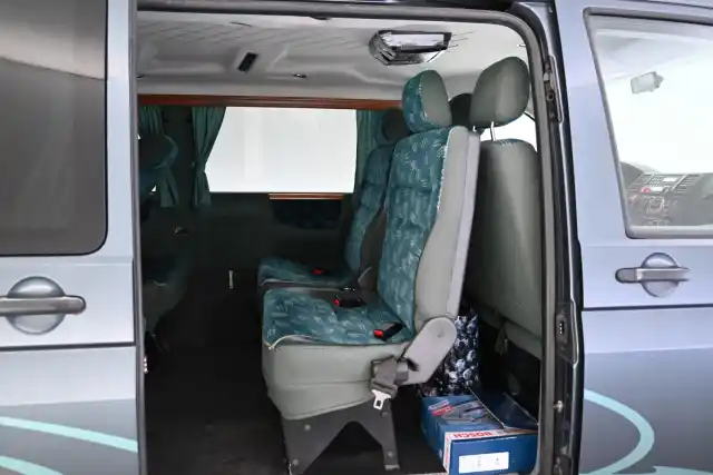 Harmaa Henkilöauto, Volkswagen Transporter – ASI-848