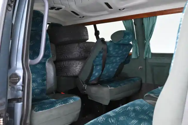 Harmaa Henkilöauto, Volkswagen Transporter – ASI-848
