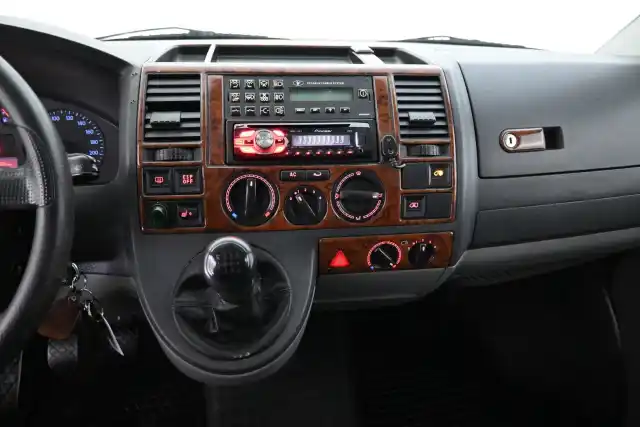 Harmaa Henkilöauto, Volkswagen Transporter – ASI-848